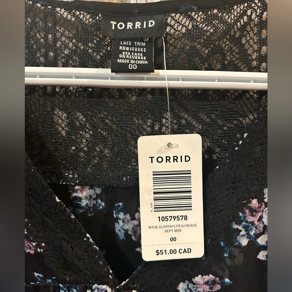 GORGEOUS lightweight blouse from TORRID - Picture 2 of 3